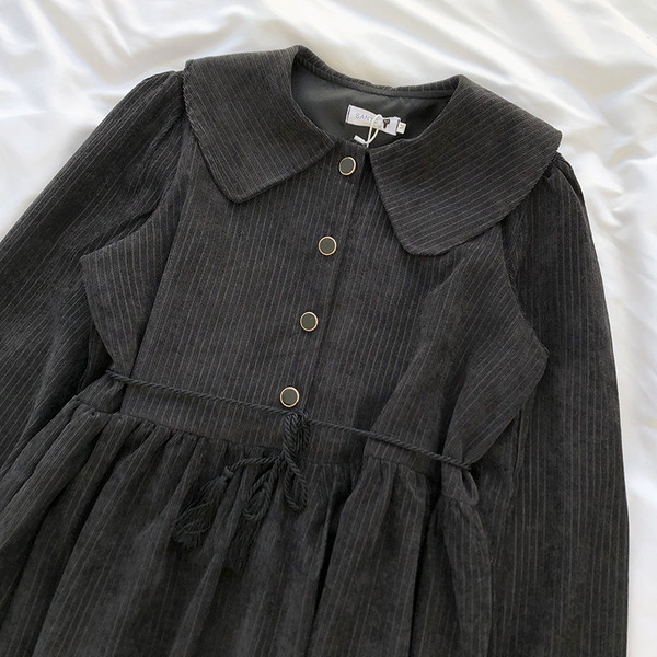 Dabartinė moteriška suknelė iš velveto kirpimo modelio klasikine apykakle ir ilgomis rankovėmis