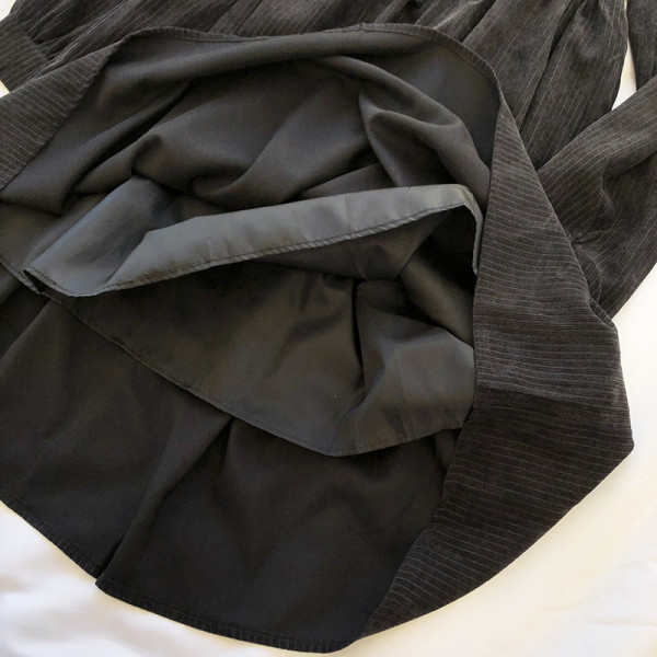 Dabartinė moteriška suknelė iš velveto kirpimo modelio klasikine apykakle ir ilgomis rankovėmis