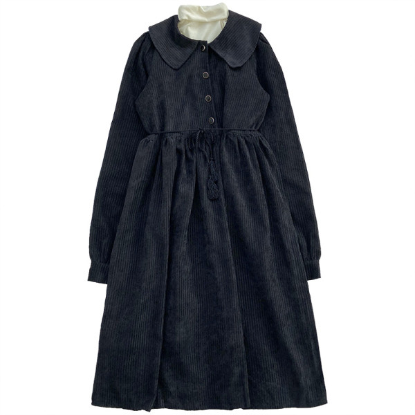 Dabartinė moteriška suknelė iš velveto kirpimo modelio klasikine apykakle ir ilgomis rankovėmis