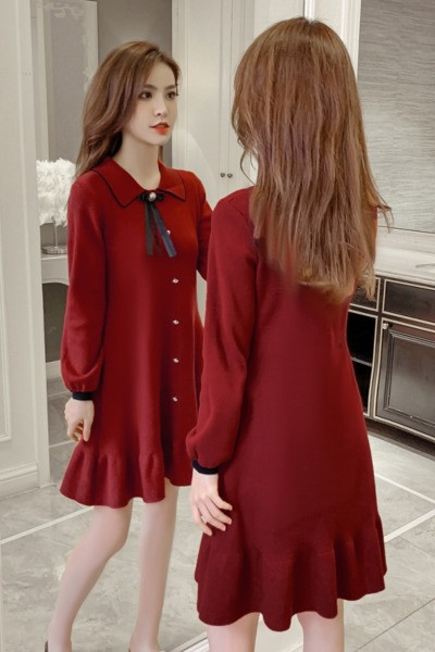 Retro moteriška suknelė su kaspinu ir sagomis