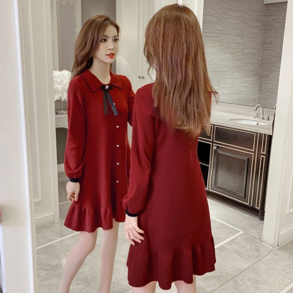 Retro moteriška suknelė su kaspinu ir sagomis