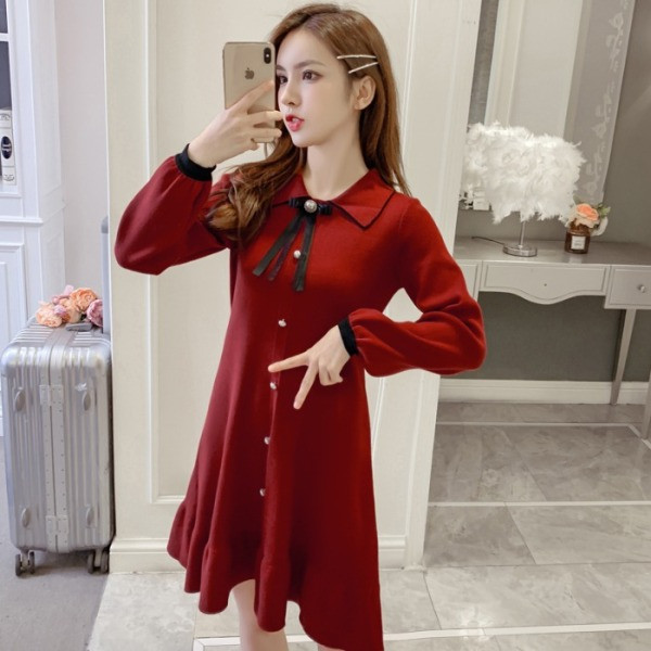 Retro moteriška suknelė su kaspinu ir sagomis