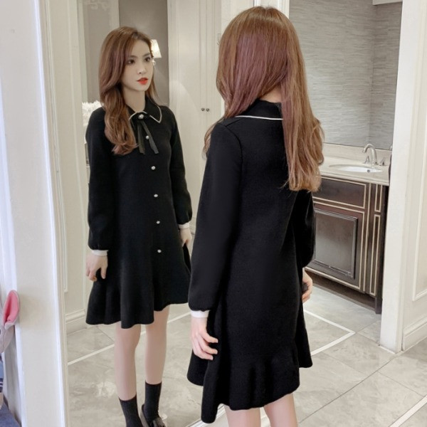 Retro moteriška suknelė su kaspinu ir sagomis