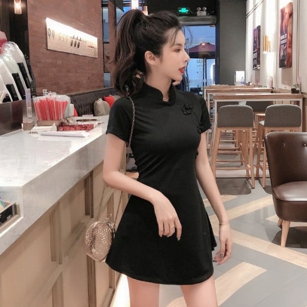 Įprastas moteriškas tunikos komplektas ir šortai aukštu juosmeniu