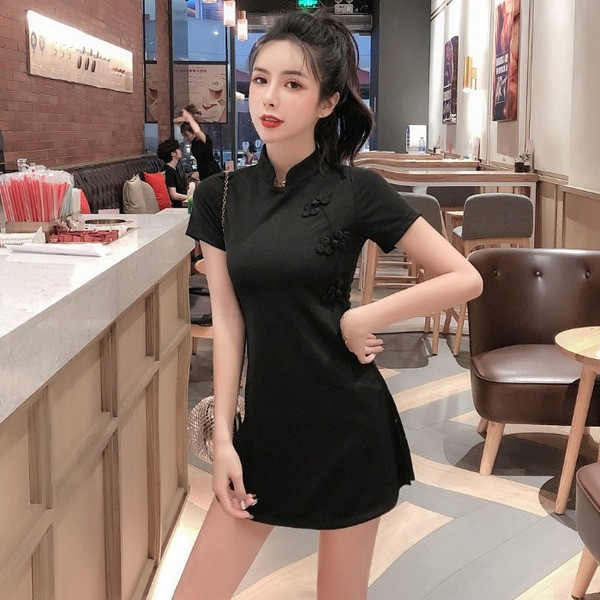 Įprastas moteriškas tunikos komplektas ir šortai aukštu juosmeniu