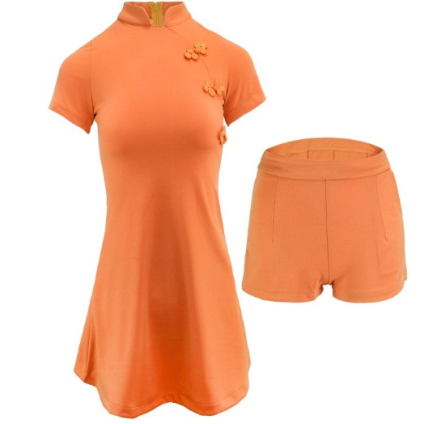 Įprastas moteriškas tunikos komplektas ir šortai aukštu juosmeniu