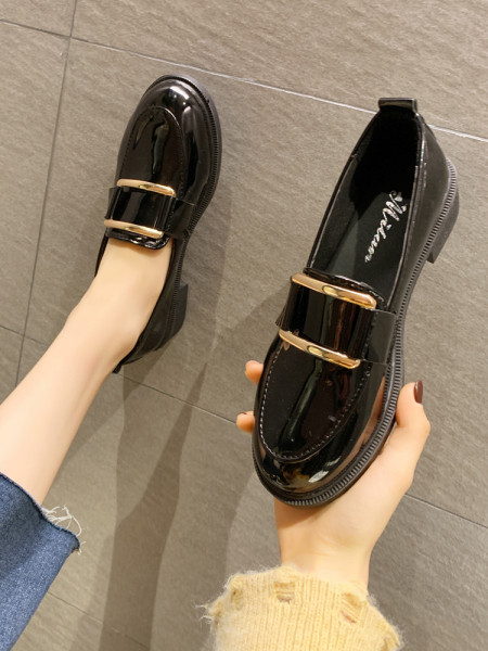 Alkalmi női lakkcipő fém elemmel - két modell