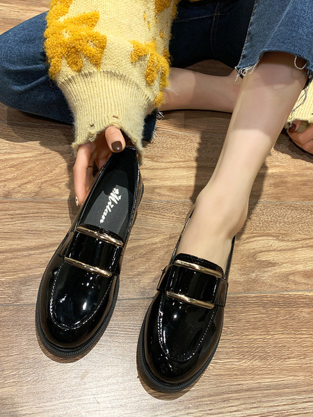 Alkalmi női lakkcipő fém elemmel - két modell