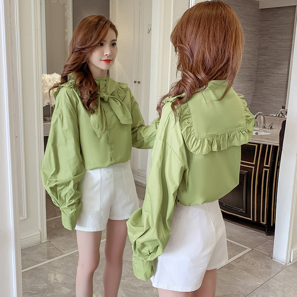 Moteriški laisvalaikio marškiniai su kaspinu ir sagomis