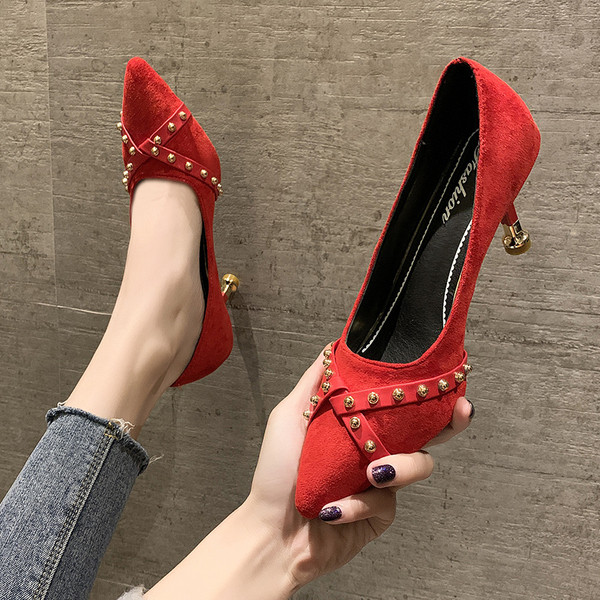 Sieviešu ikdienas apavi ar zemu plānu papēdi un metāla kniedēm