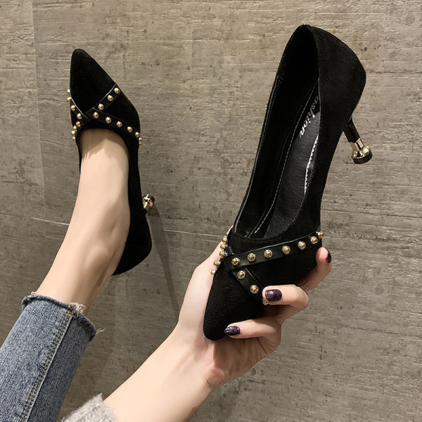 Sieviešu ikdienas apavi ar zemu plānu papēdi un metāla kniedēm