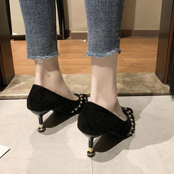 Sieviešu ikdienas apavi ar zemu plānu papēdi un metāla kniedēm