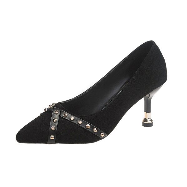 Sieviešu ikdienas apavi ar zemu plānu papēdi un metāla kniedēm