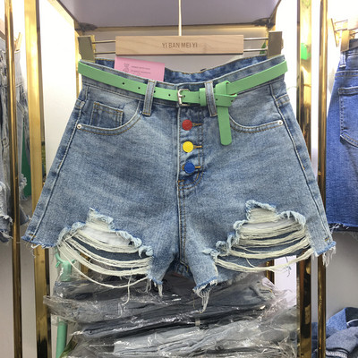 Дамски модерни къси панталони с цветни копчета и скъсани мотиви