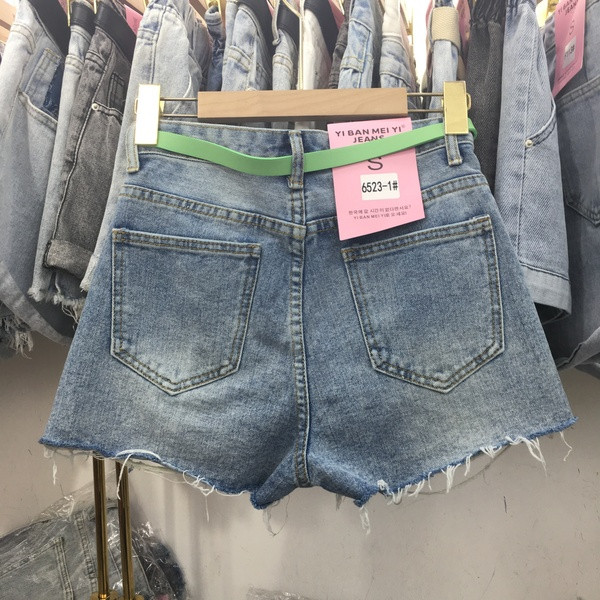 Pantaloni scurti moderni de dama cu nasturi colorati si motive rupte