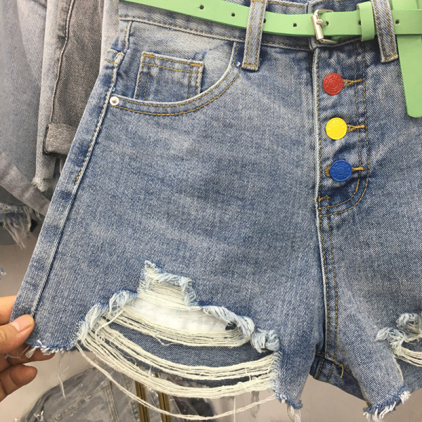 Pantaloni scurti moderni de dama cu nasturi colorati si motive rupte