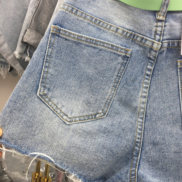 Pantaloni scurti moderni de dama cu nasturi colorati si motive rupte