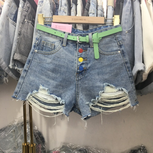 Pantaloni scurti moderni de dama cu nasturi colorati si motive rupte