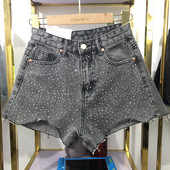 Vasaras sieviešu šorti ar augstu vidukli, kas dekorēts ar akmeņiem