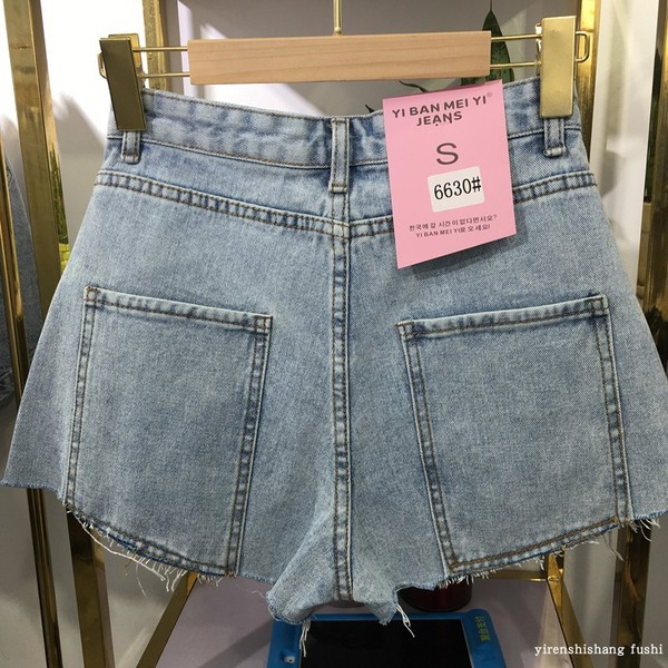 Vasaras sieviešu šorti ar augstu vidukli, kas dekorēts ar akmeņiem