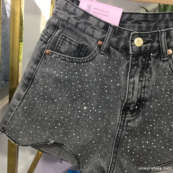 Vasaras sieviešu šorti ar augstu vidukli, kas dekorēts ar akmeņiem