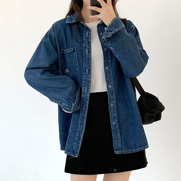 Női farmer ing széles modell zsebbel és hímzéssel