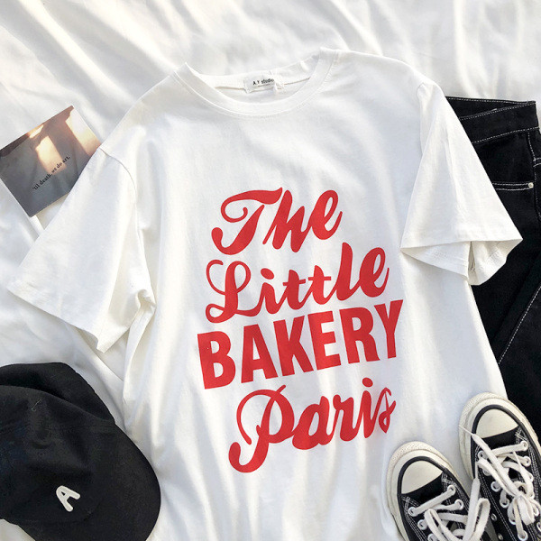 Fehér női póló rövid ujjal, piros felirattal