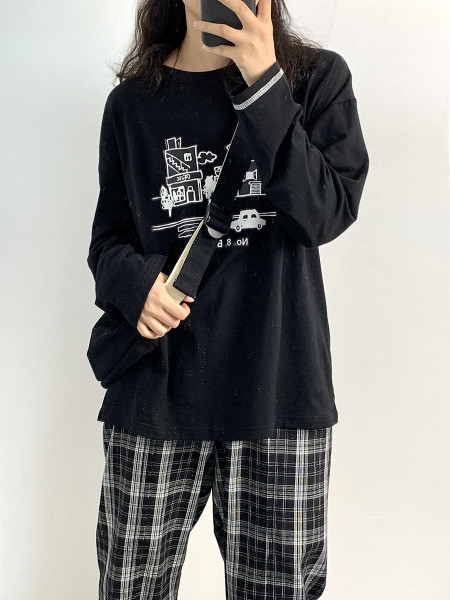 Széles női blúz, hosszú ujjal és mintával