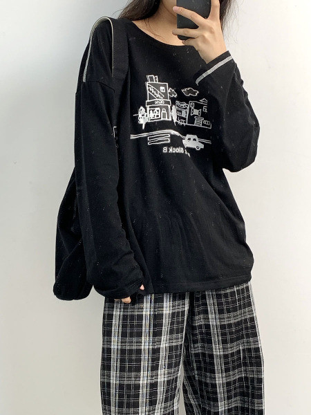 Széles női blúz, hosszú ujjal és mintával