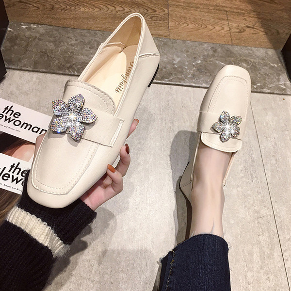 Moteriški laisvalaikio batai plokščiu padu ir gėlyte su akmenėliais