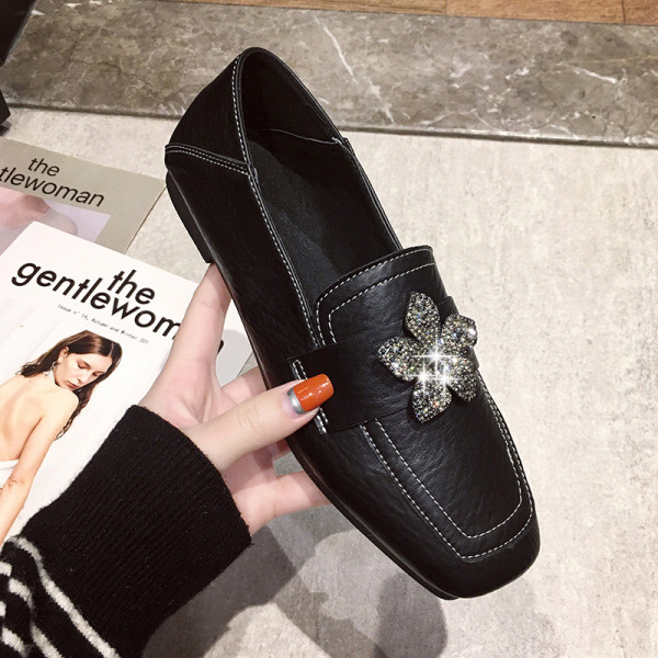 Moteriški laisvalaikio batai plokščiu padu ir gėlyte su akmenėliais