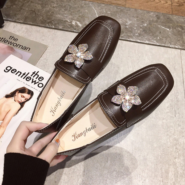 Moteriški laisvalaikio batai plokščiu padu ir gėlyte su akmenėliais