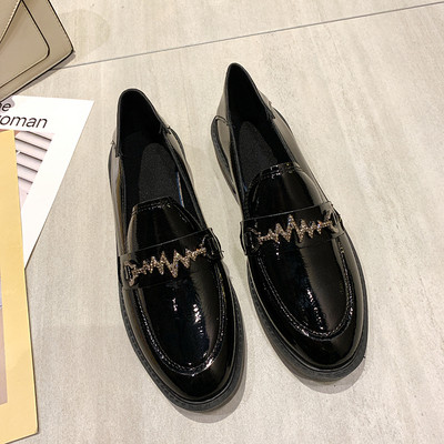 Moteriški juodi lakuoti batai su metaliniu elementu