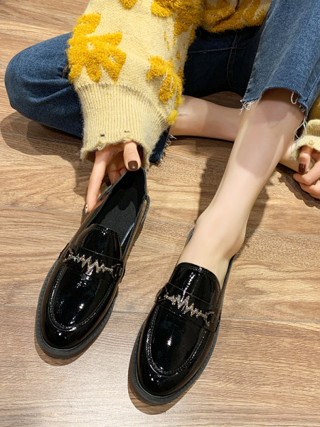 Moteriški juodi lakuoti batai su metaliniu elementu