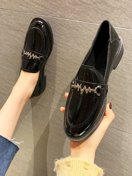 Moteriški juodi lakuoti batai su metaliniu elementu