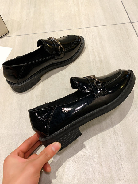 Moteriški juodi lakuoti batai su metaliniu elementu