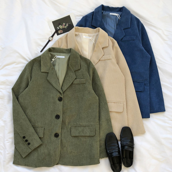 Moderna ženska jakna od samta na gumbe