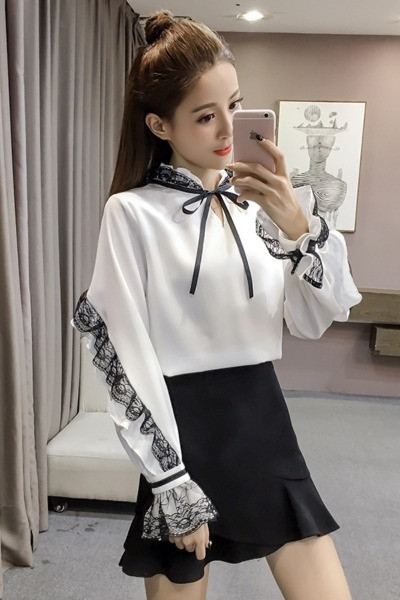 Új modell női blúz alacsony gallérral, csipkével és lótusz ujjakkal