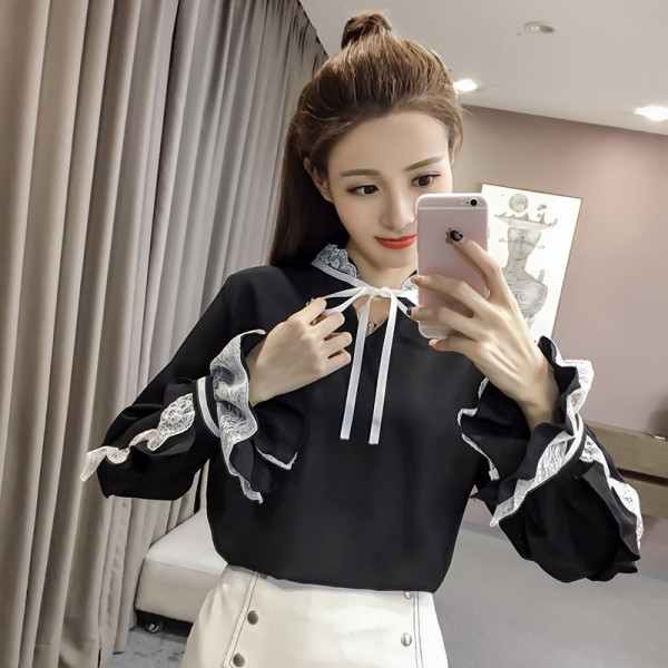 Új modell női blúz alacsony gallérral, csipkével és lótusz ujjakkal