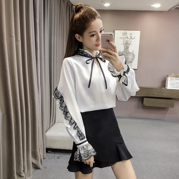 Új modell női blúz alacsony gallérral, csipkével és lótusz ujjakkal