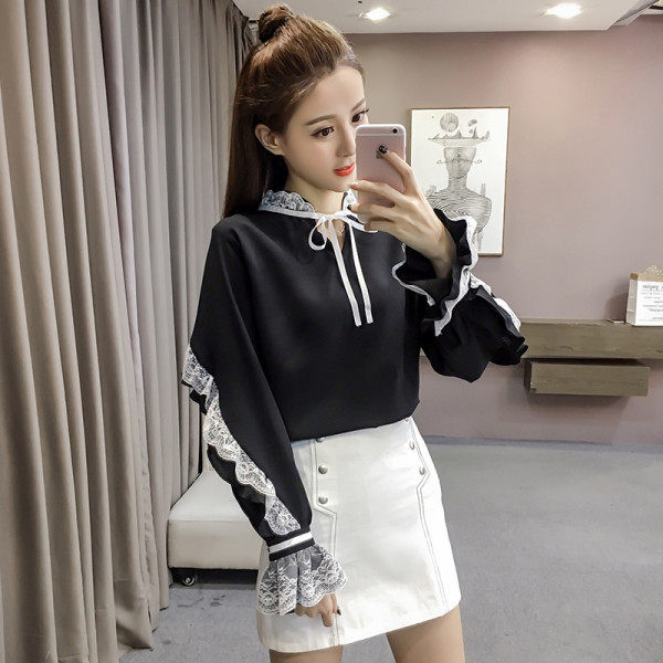 Új modell női blúz alacsony gallérral, csipkével és lótusz ujjakkal