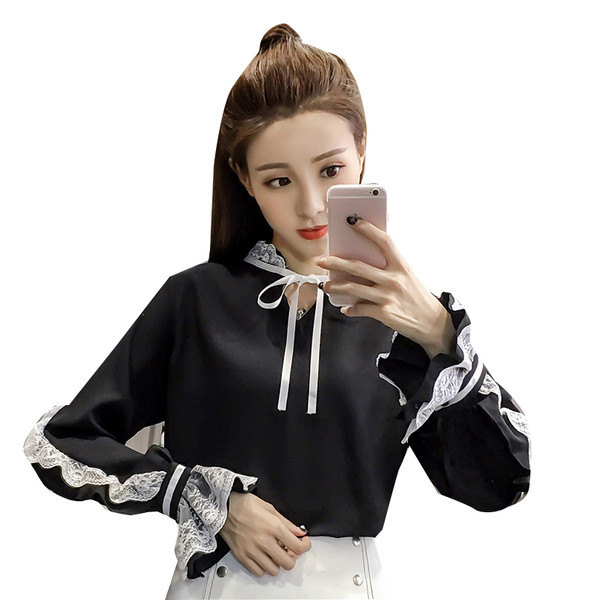 Új modell női blúz alacsony gallérral, csipkével és lótusz ujjakkal