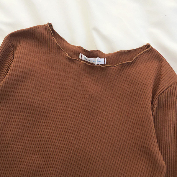 Alkalmi női blúz ovális nyakkivágással és fürtökkel