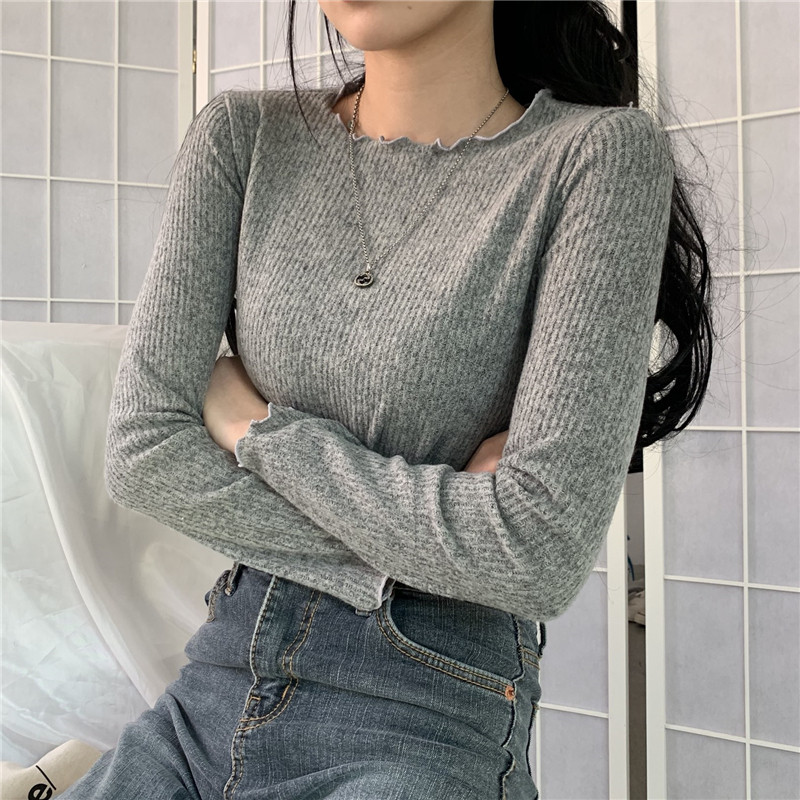 Alkalmi női blúz ovális nyakkivágással és fürtökkel