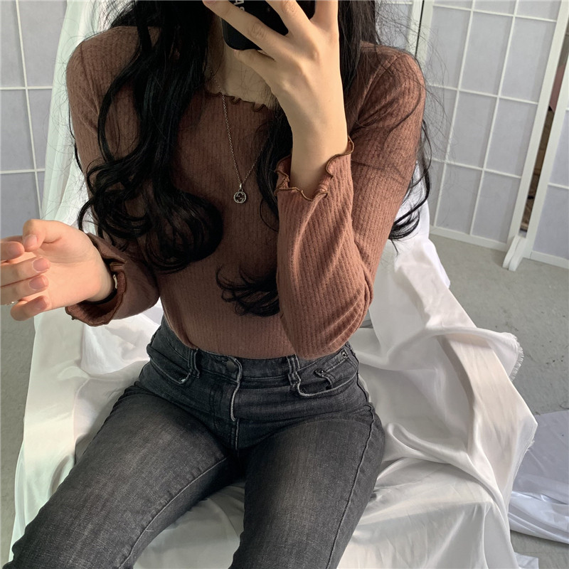 Alkalmi női blúz ovális nyakkivágással és fürtökkel