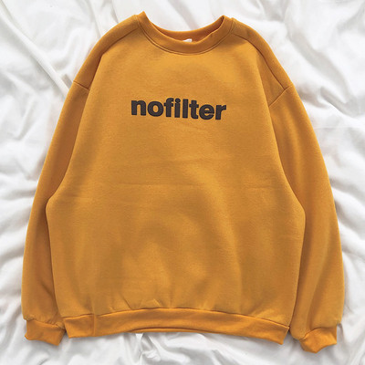 Ikdienas sieviešu blūze ar ovālu kakla izgriezumu, garām piedurknēm un uzrakstu