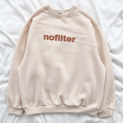 Ikdienas sieviešu blūze ar ovālu kakla izgriezumu, garām piedurknēm un uzrakstu