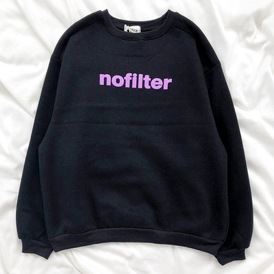 Ikdienas sieviešu blūze ar ovālu kakla izgriezumu, garām piedurknēm un uzrakstu