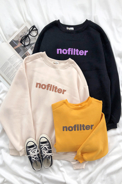 Ikdienas sieviešu blūze ar ovālu kakla izgriezumu, garām piedurknēm un uzrakstu