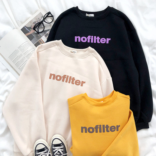 Ikdienas sieviešu blūze ar ovālu kakla izgriezumu, garām piedurknēm un uzrakstu